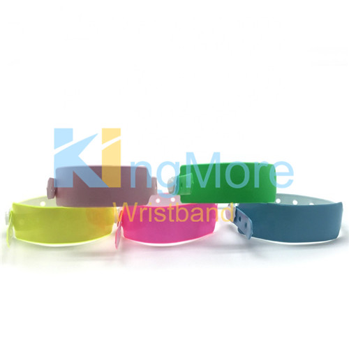 wholesale professional high quality plastic vinyl wristband